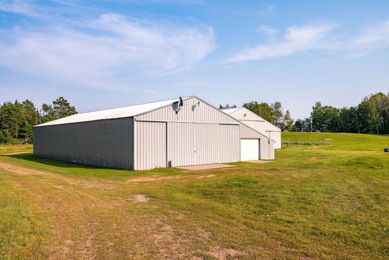 Turnkey Country Estate with Barns, Pasture & Eques - photo 12
