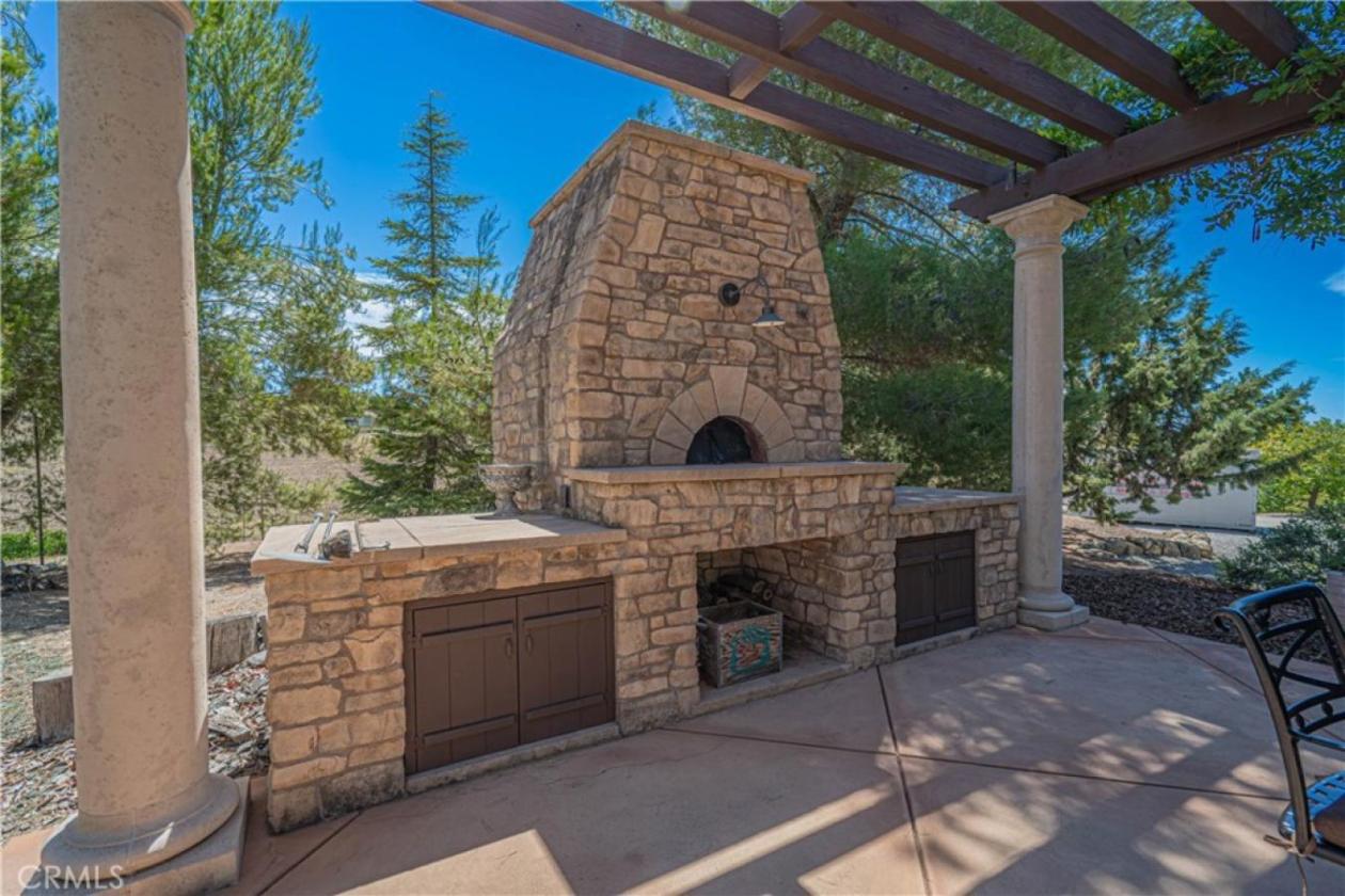 Captivating Tuscan-Inspired Estate - photo 6