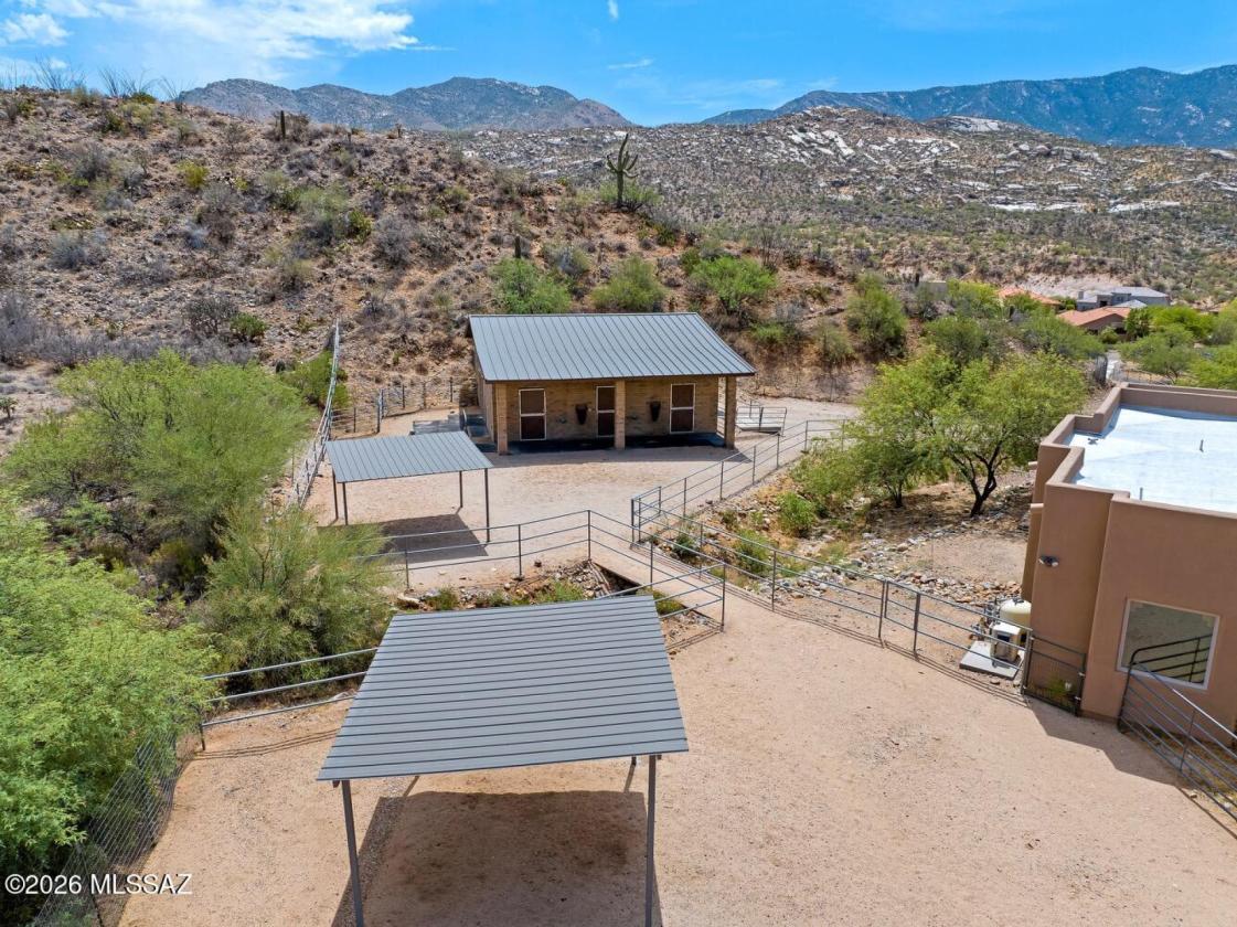 Private Ranch Estate with Stables - photo 4