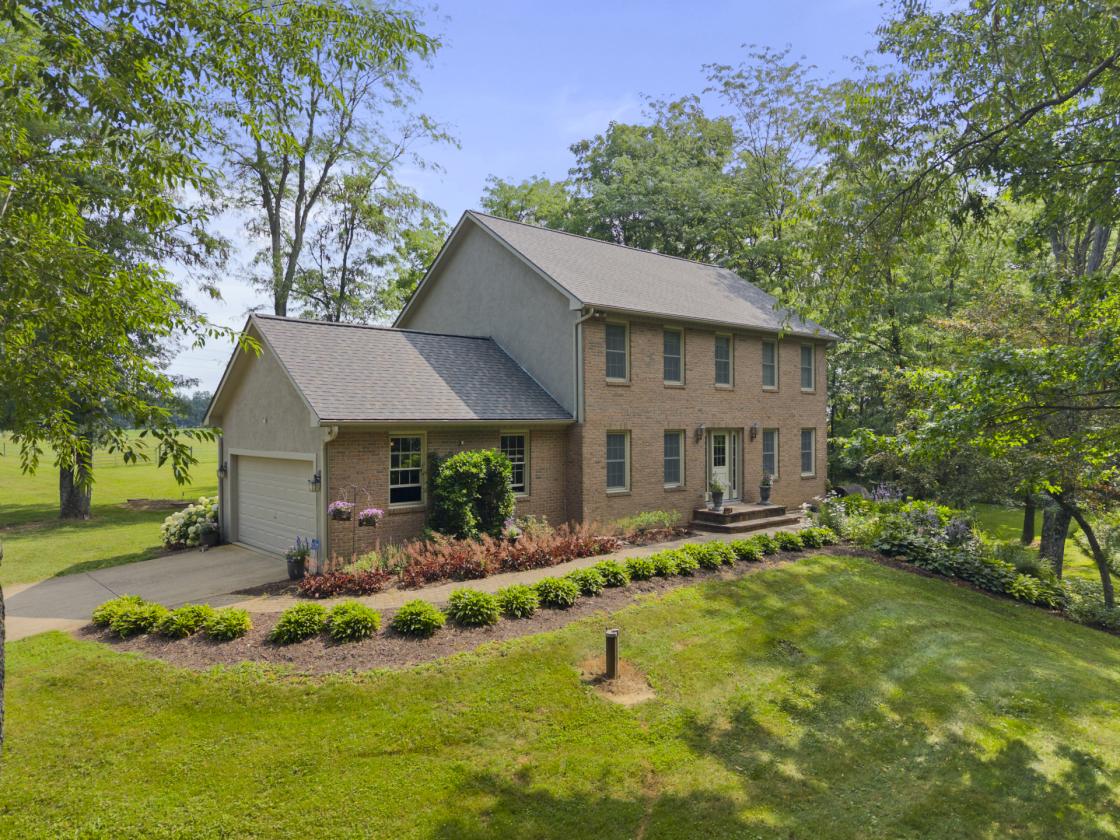 Luxurious Equine Property 27.9 acres Big New Barn - photo 2