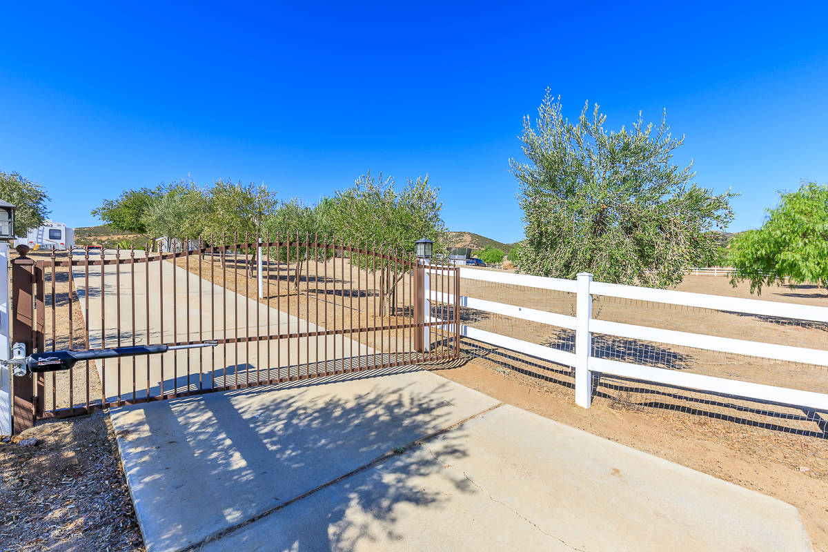 Two homes on 4+ acres, horse property with pool!! Temecula, Riverside