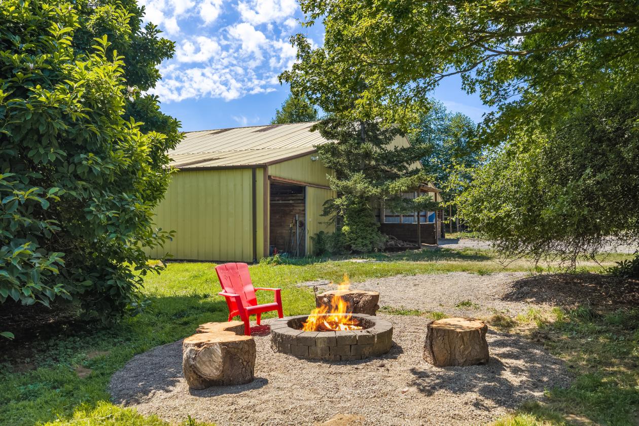 Private 13 Acre Country Estate - photo 23