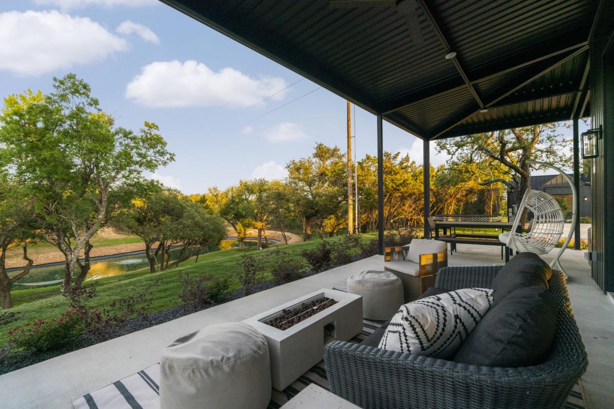 Luxe Estate w/State of the Art Horse Barn, Pond - photo 22