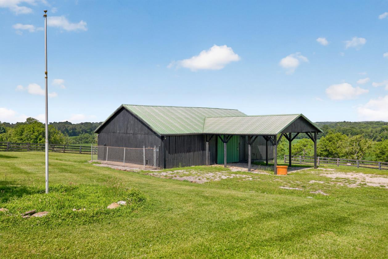 Luxury Estate with 48 acres - photo 5