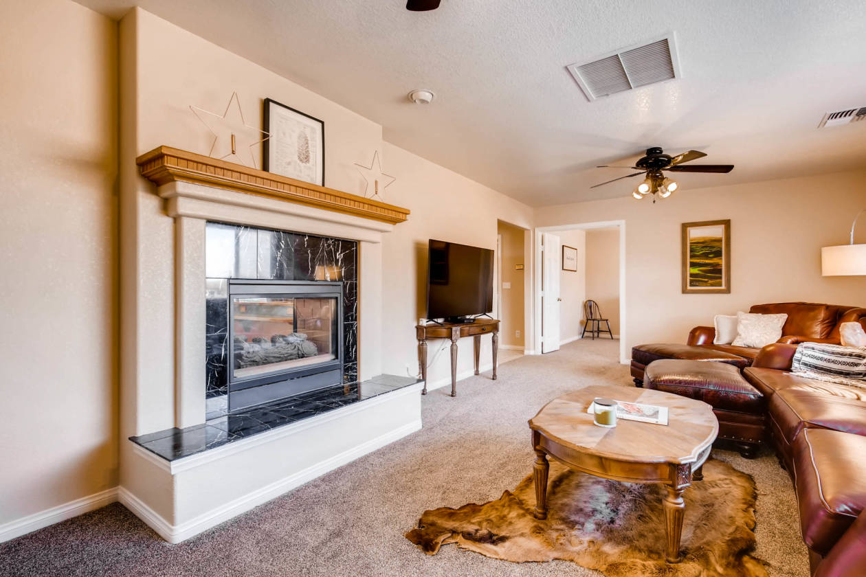 CUSTOM HORSE PROPERTY ON 4.15 ACRES WITH NEW ROPING ARENA,UNPARALLELED