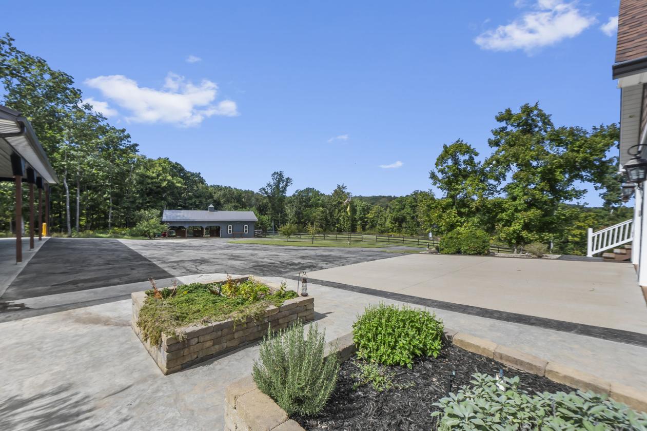 31 Acres, 5-Stall Barn & Luxury Home - photo 18