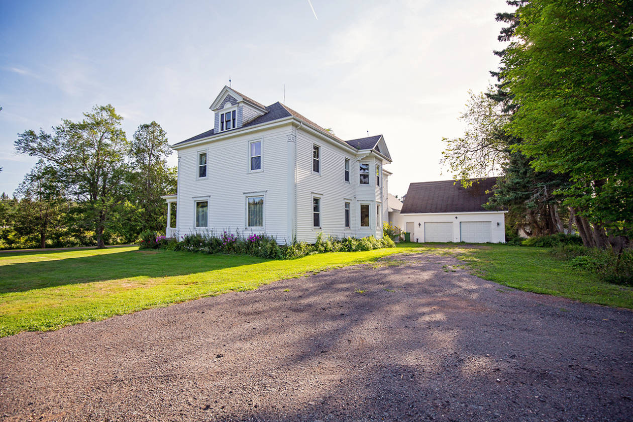 REMARKABLE CENTURY RESTORED HOME & FARM Amherst, Cumberland County