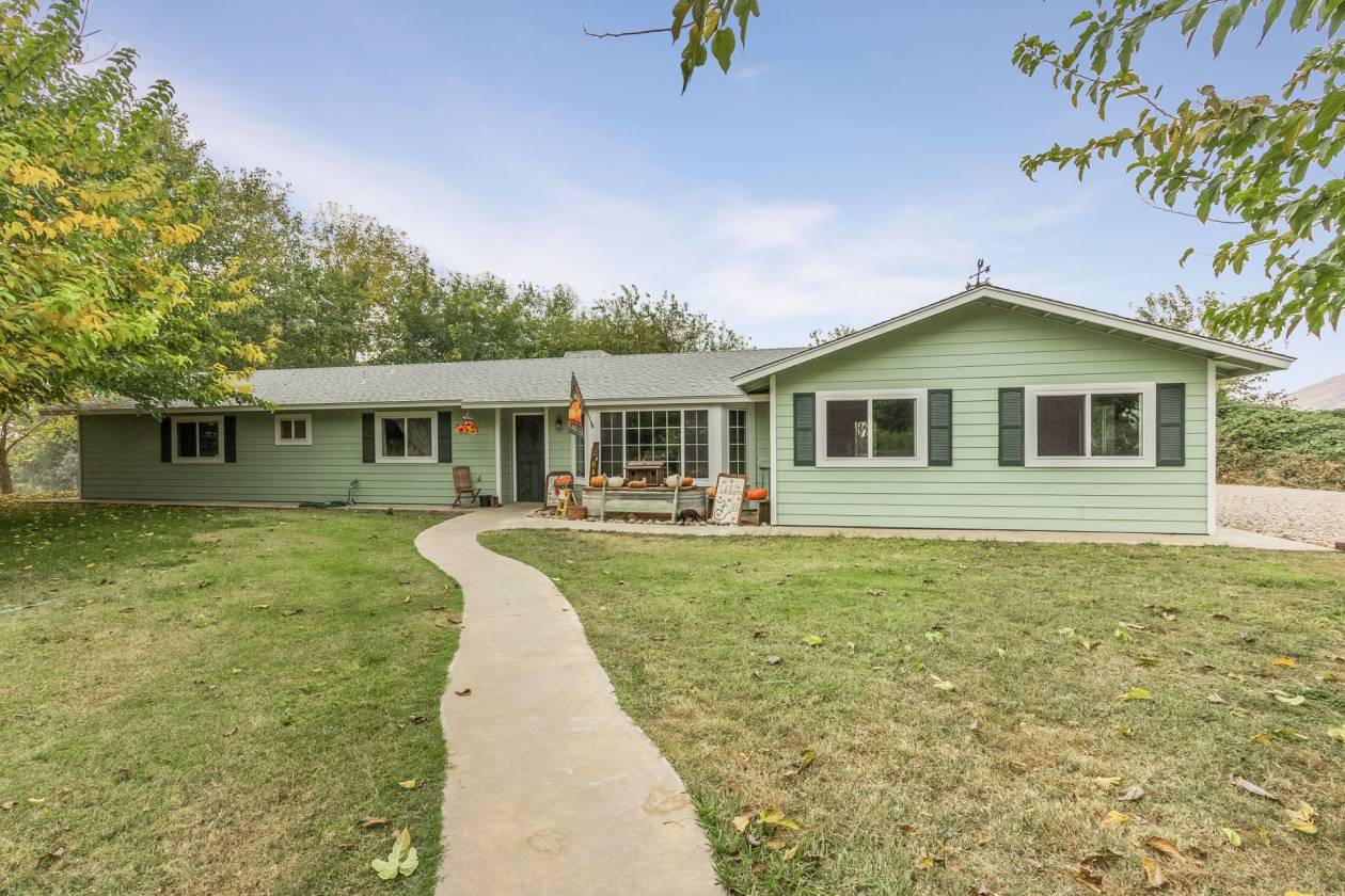 Horse Property located on the scenic Wahtoke Creek at the... Reedley