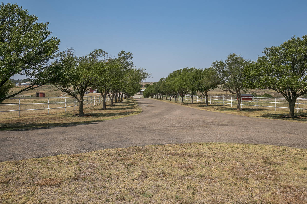 Equestrian estate with indoor & outdoor arenas and beautiful home