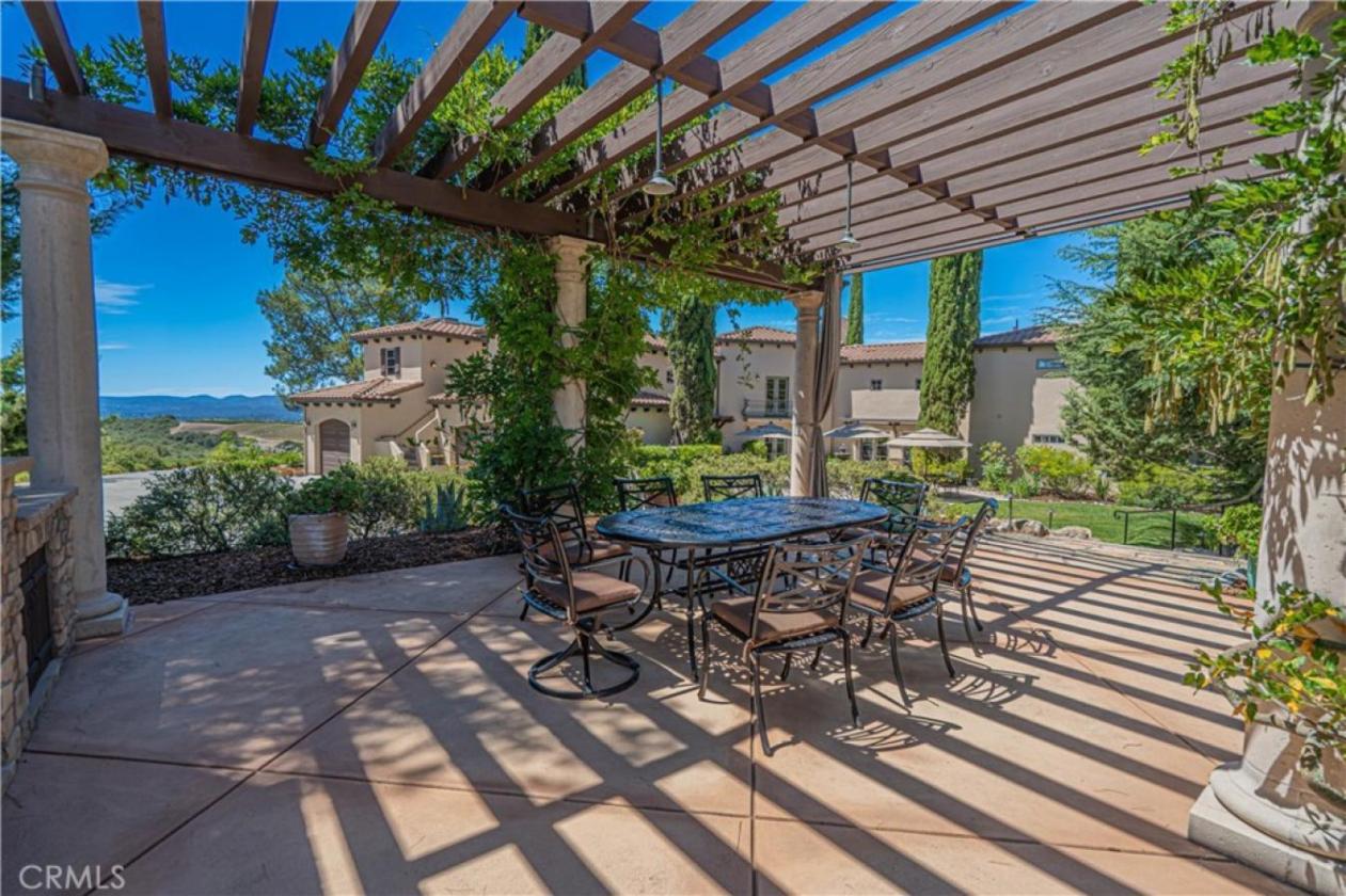 Captivating Tuscan-Inspired Estate - photo 7