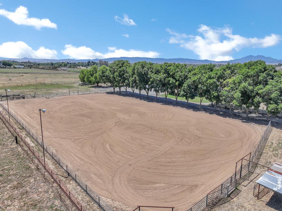 Premier Roping Property | Lighted Arena & Chute - photo 2