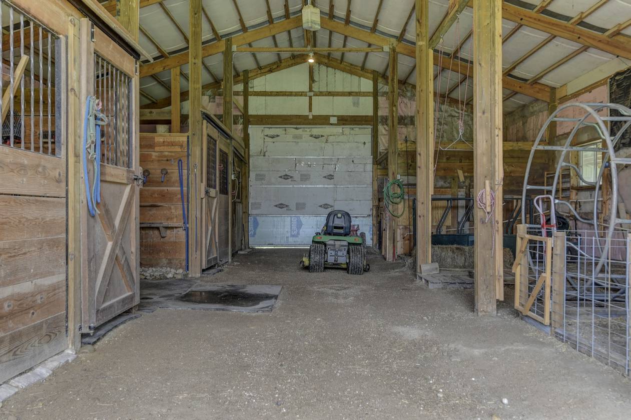 Full Tennessee Heritage Log Home, Cleary Barn, & Fenced Pastures