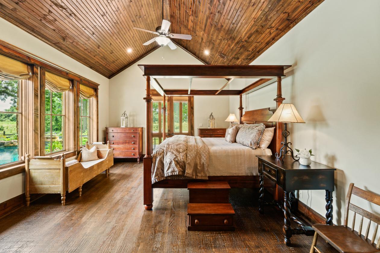 Extraordinary Estate on 7.8 Acres, 6-Stall Barn, & Dressage Arena - photo 21