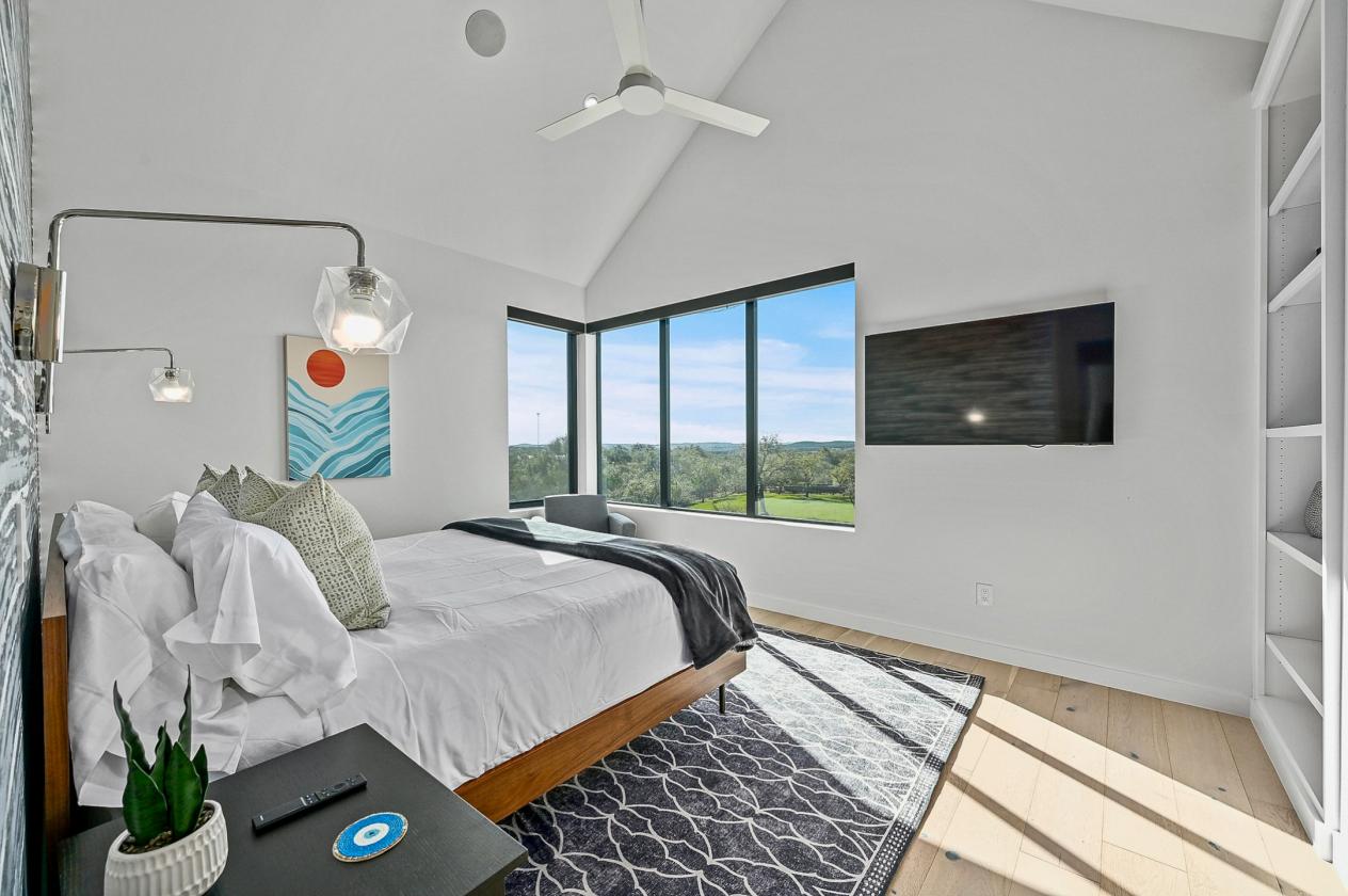 Luxe Estate w/State of the Art Horse Barn, Pond - photo 16
