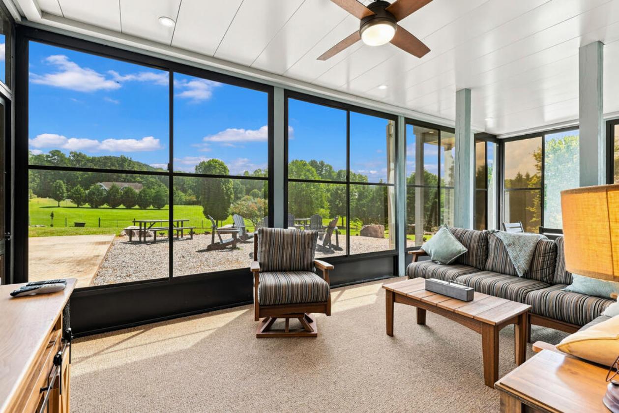 Mountain Equestrian Estate on 7.84 Acres - photo 26