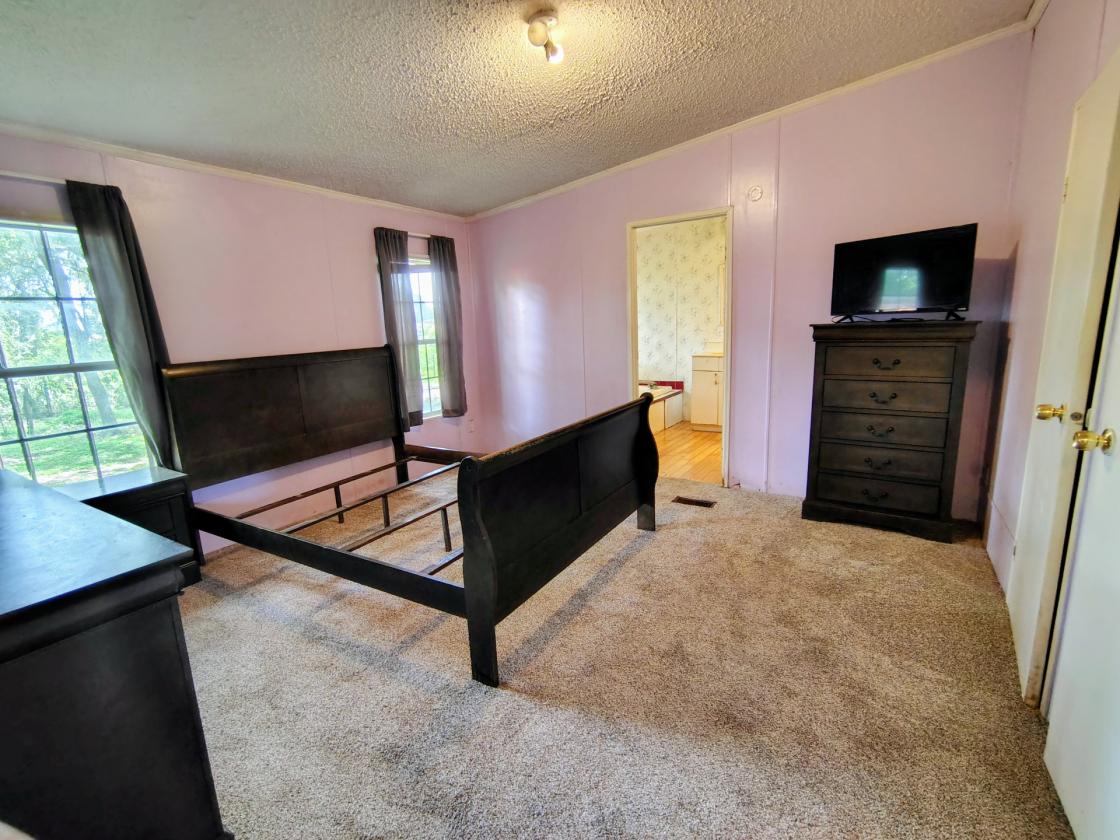 Manufactured home, 5 fenced acres, water supply - photo 20