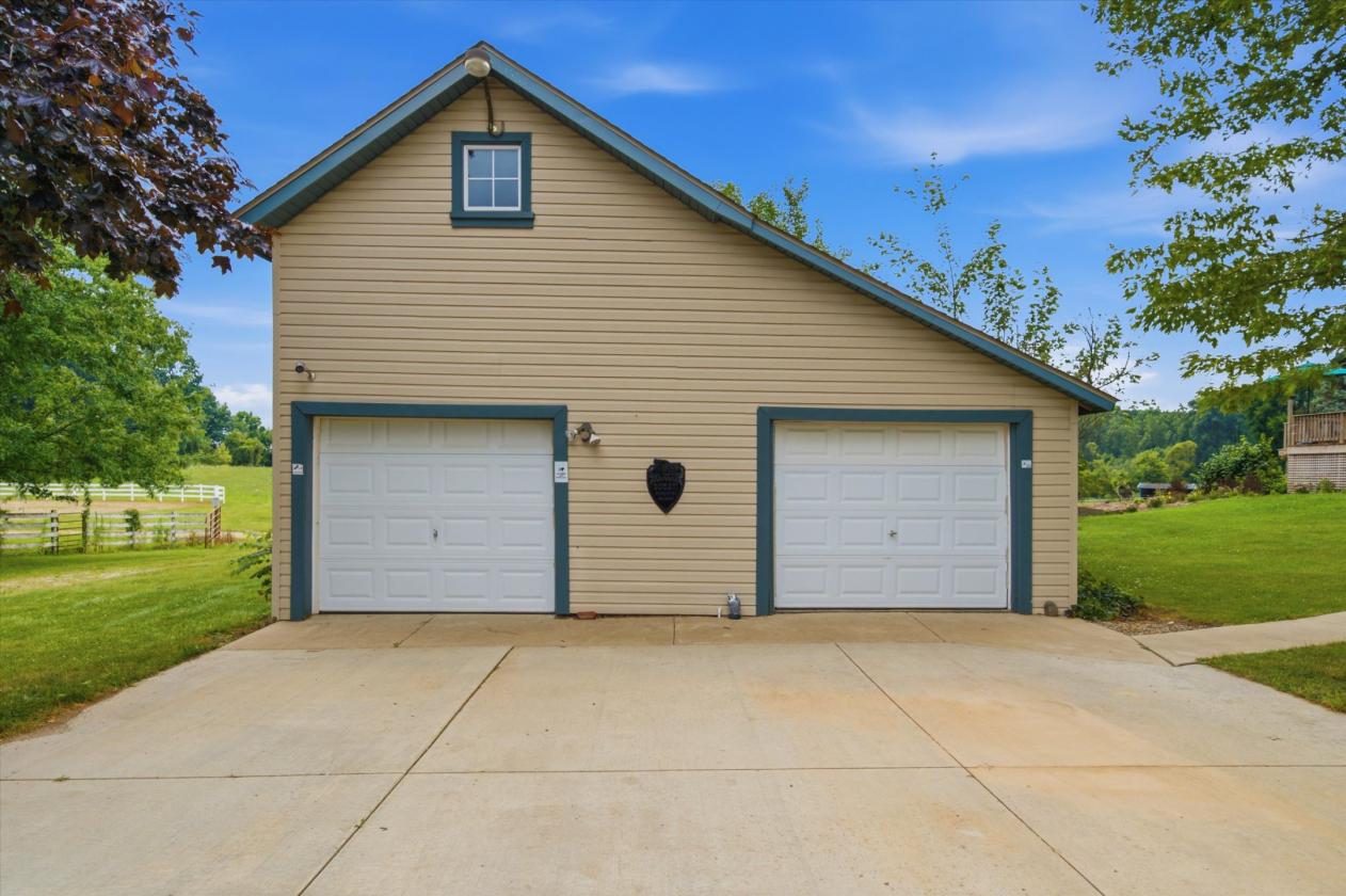 Beautiful farm w/ indoor 14 miles from Ann Arbor! - photo 9