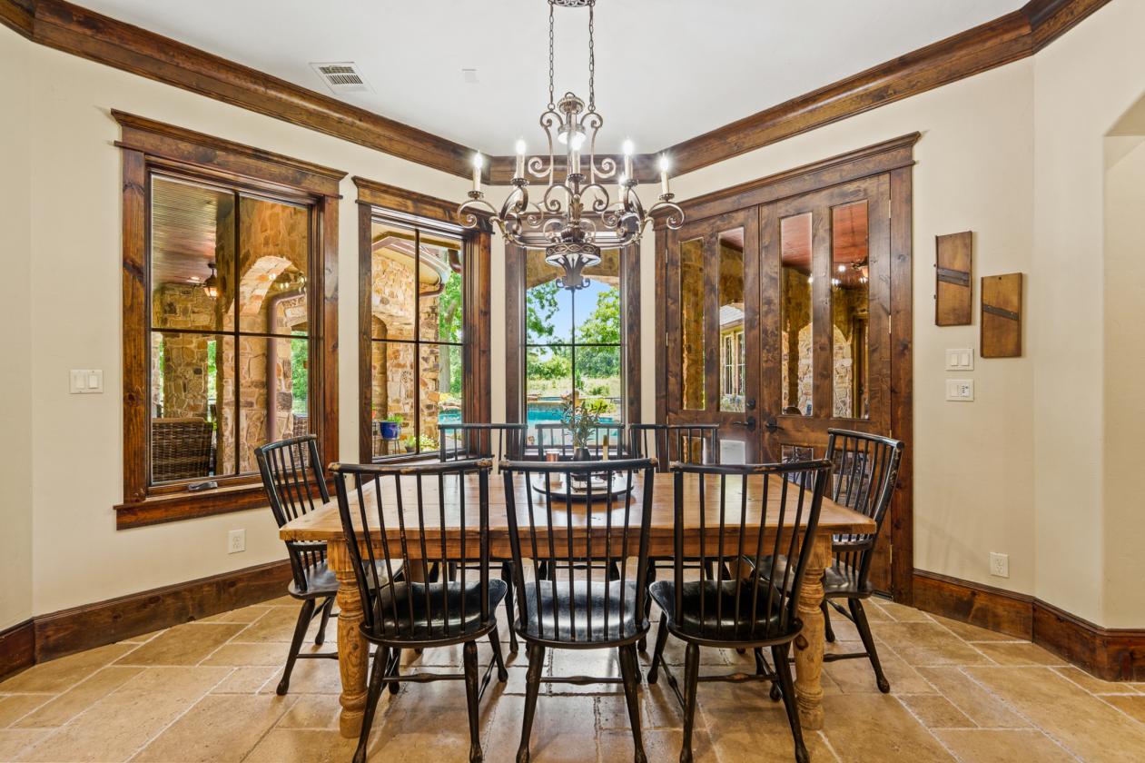 Extraordinary Estate on 7.8 Acres, 6-Stall Barn, & Dressage Arena - photo 16