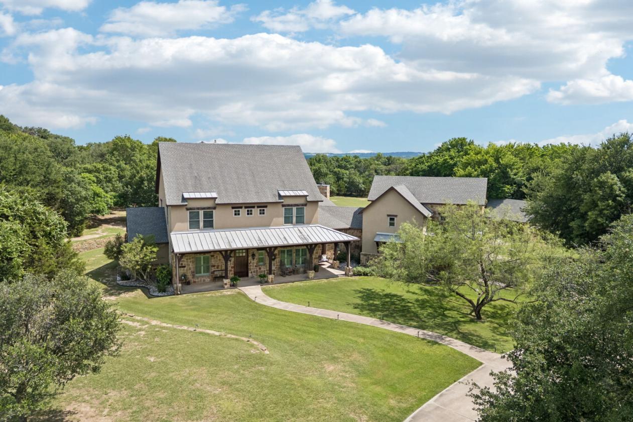 Hill Country Farmhouse Equestrian Estate 6.5 acres - photo 2