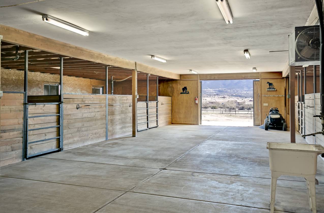 Equestrian Lovers Dream with a heated 8 stall barn Prescott Valley