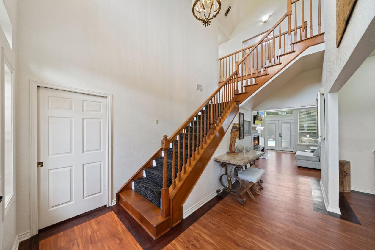 Executive home, 6 acres, 6 stalls, Pool, Arena - photo 4
