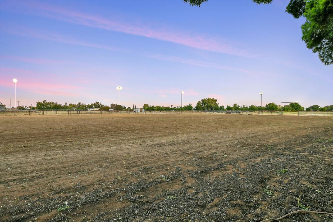 Premier Roping Property | Lighted Arena & Chute - photo 29