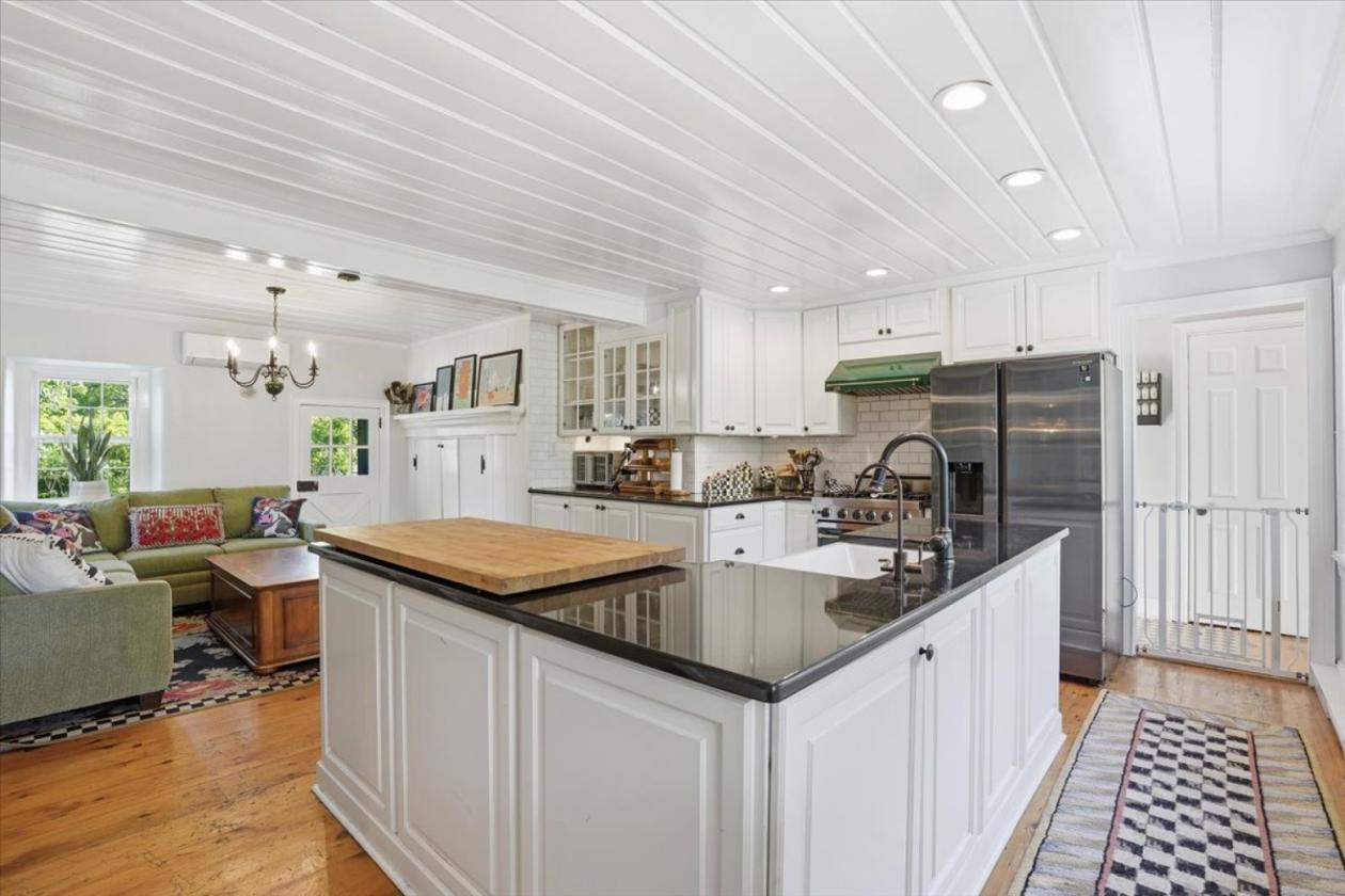 Equestrian estate w/ luxury barn & carriage house - photo 6