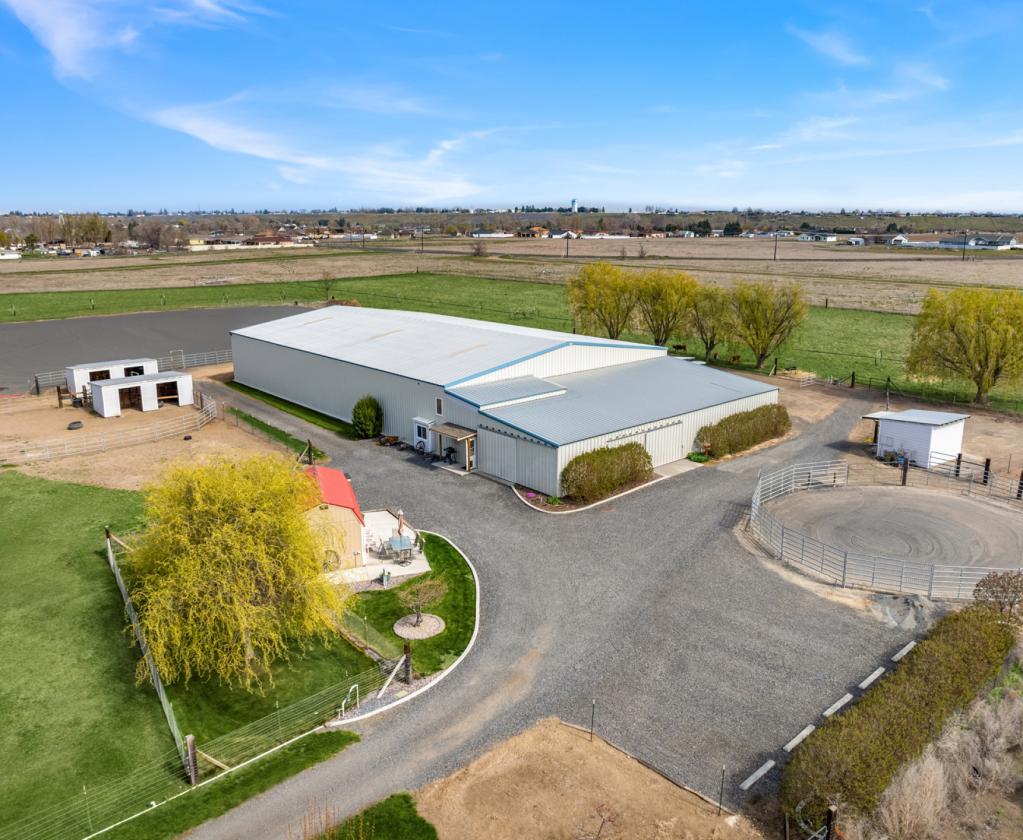 LAKEFRONT EQUESTRIAN ESTATE- TURNKEY, MULTI-USE - photo 18