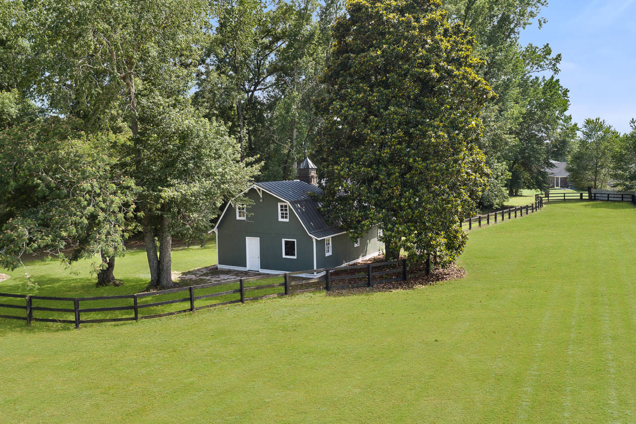 Private Luxury Equestrian Estate with 16 Stall Horse Barn Guyton