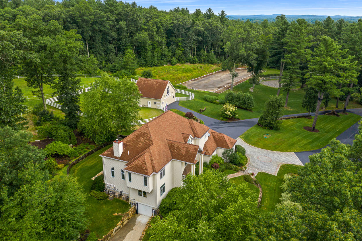 Equestrian Estate for sale 10 acres4 stall barn and mint colonial Hudson, Middlesex County