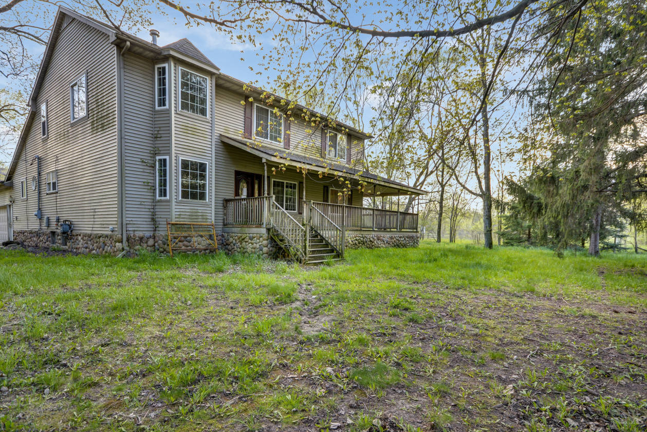 Investor's Special! Horse farm in Belleville, close to I94