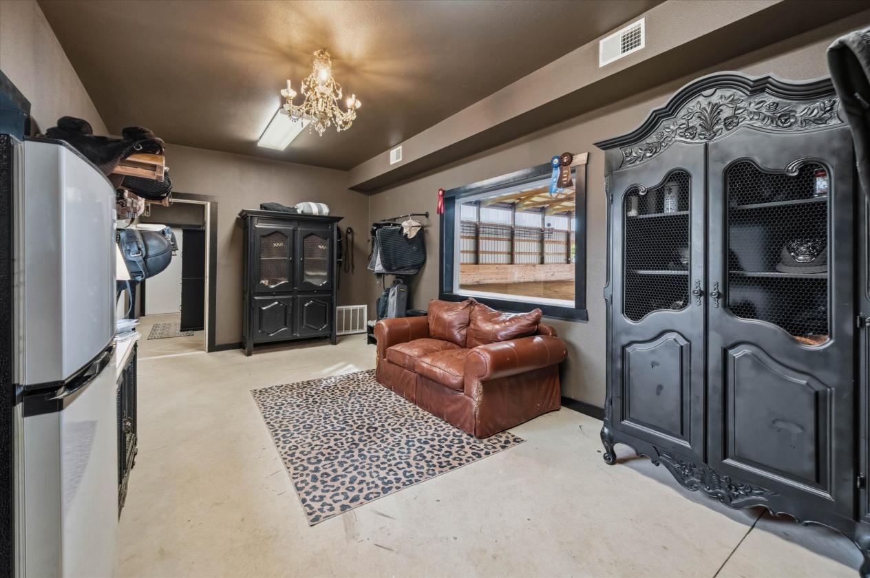 Luxury Equestrian Estate w/ Indoor & New Outdoor - photo 20