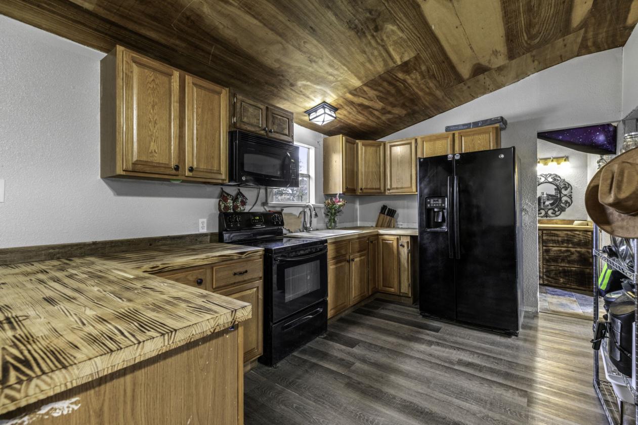 Beautiful home on 5 acres + Guest House - photo 21