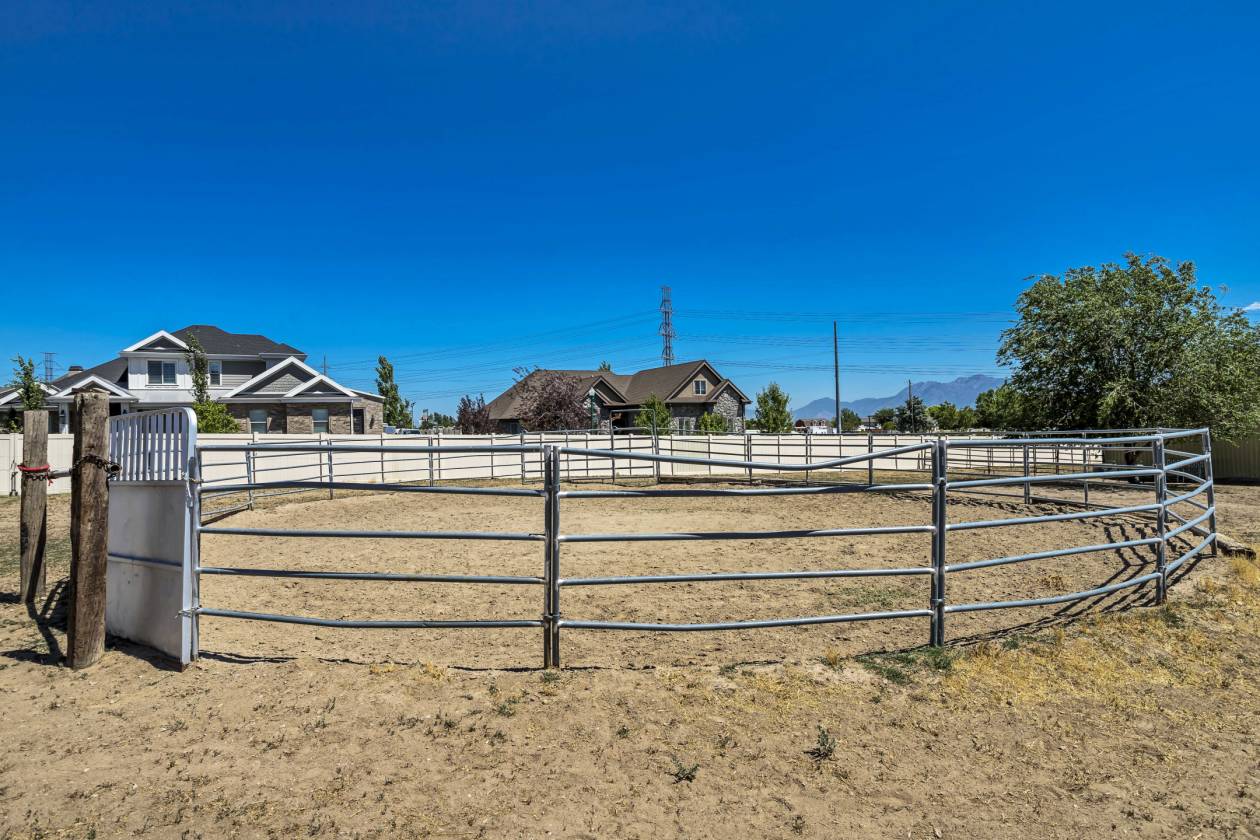 Luxury Horse property with Indoor riding arena with 14 stalls Riverton, Salt Lake County, Utah