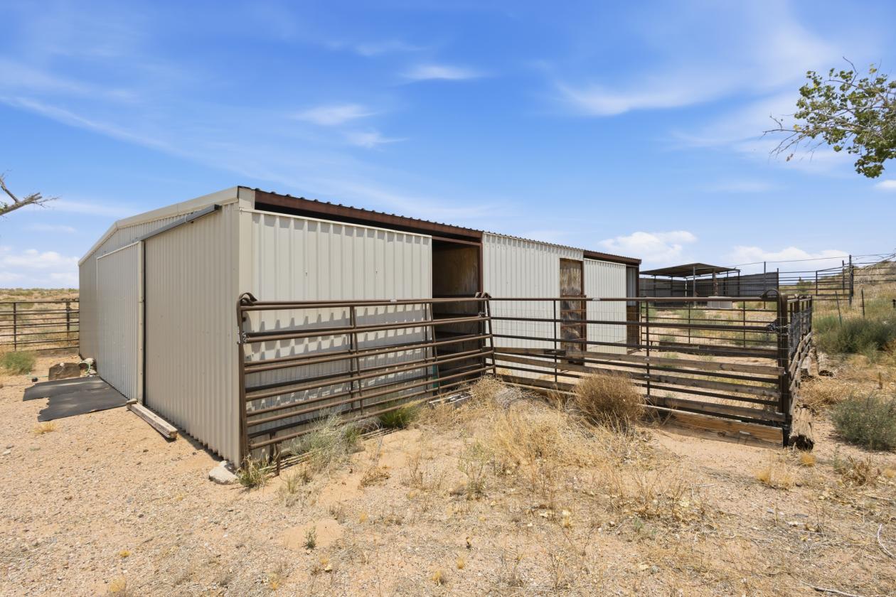 Well maintained horse property - photo 21