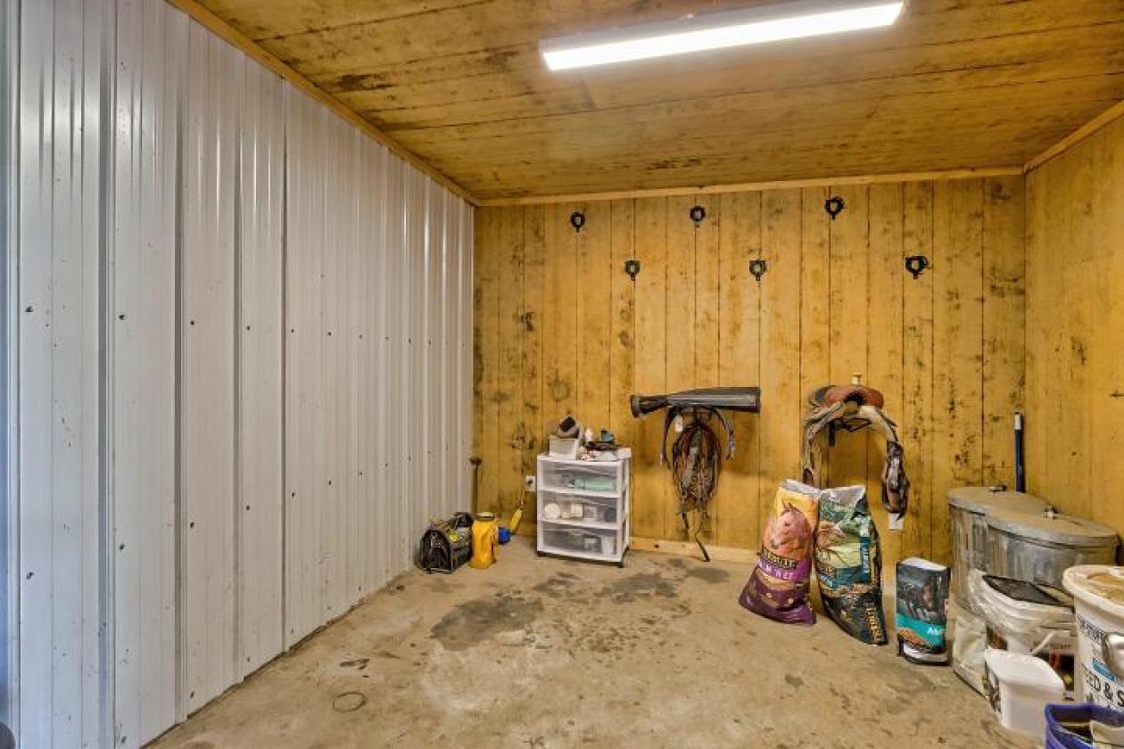 32.84 ACRES. EQUESTRIAN FACILITIES. - photo 18