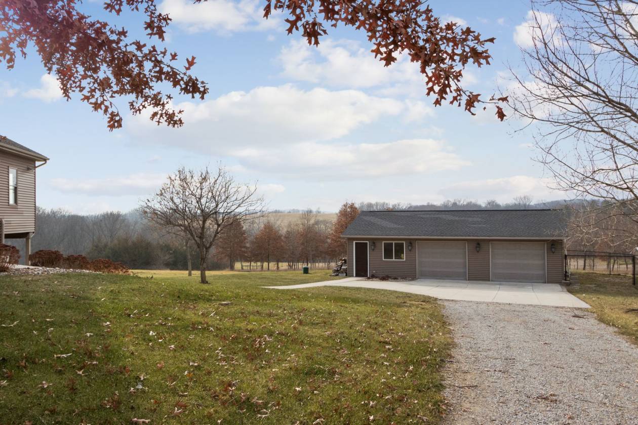 Horse farm for sale Solon, Johnson County, Iowa horse property