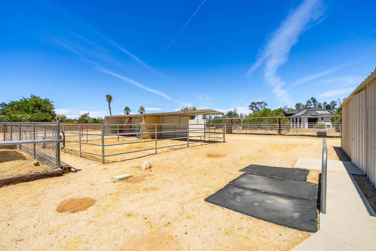 *Riding Arena*9 Stall Horse*ADU*Pool* - photo 13