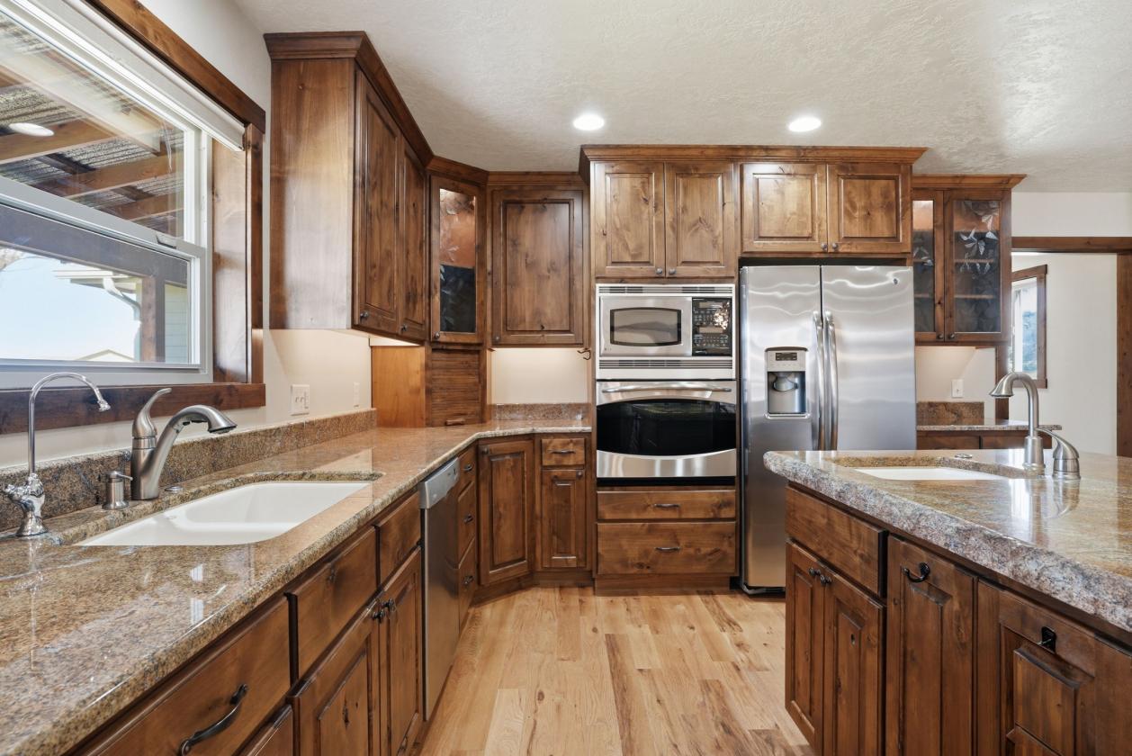 Custom Home with Endless Mountain Views - photo 9