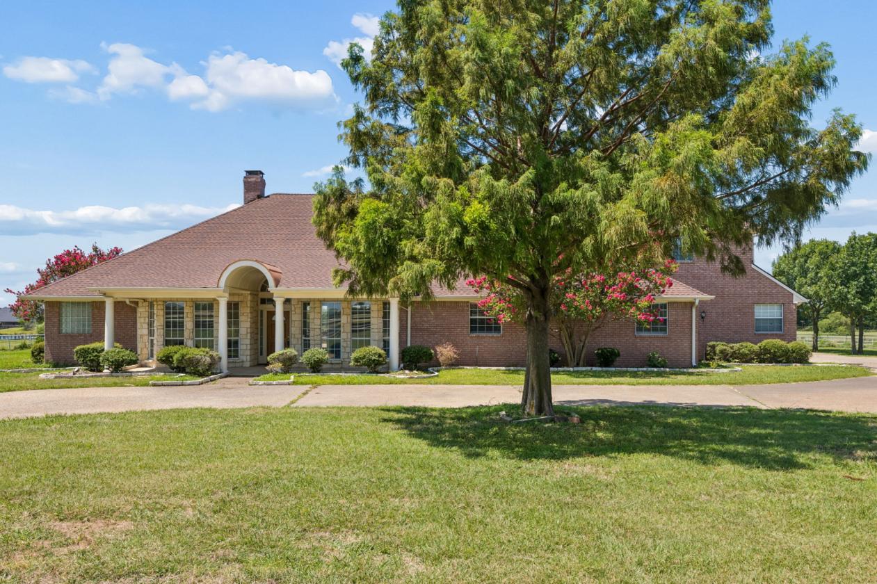 LUXURY MEETS COUNTRY LIFE ON 7.5 PICTURESQUE ACRES - photo 3