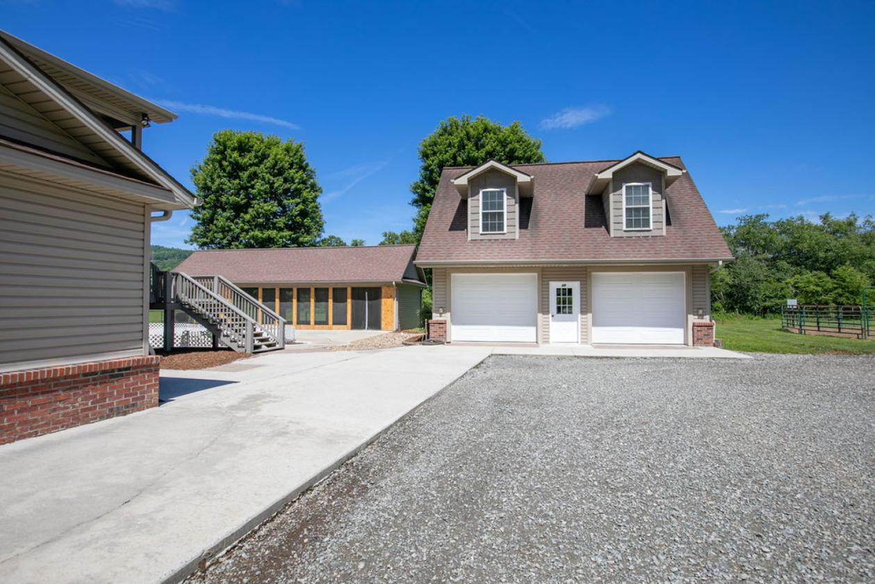 Stunning Equestrian Estate on 17 Acres - photo 5