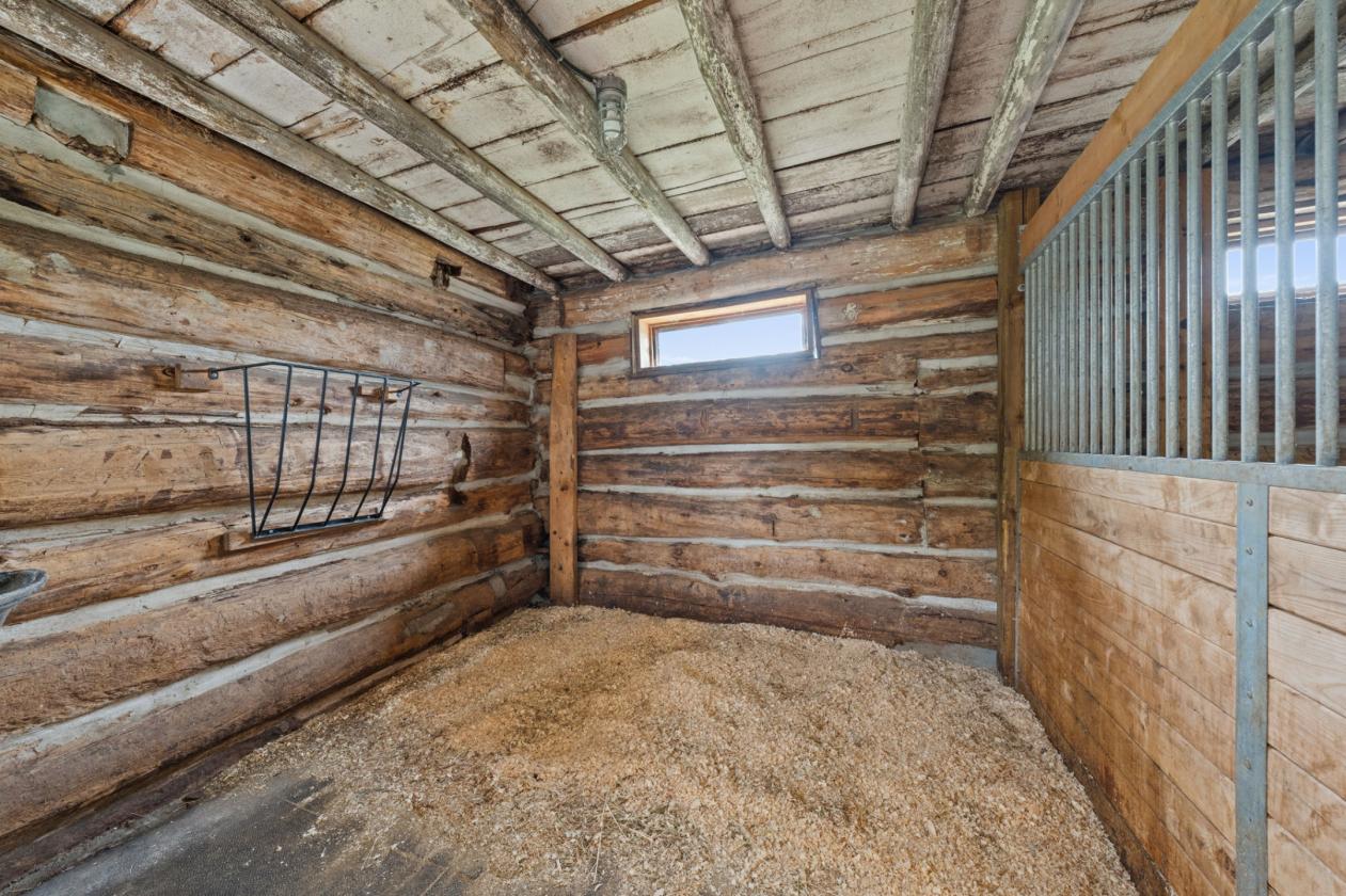 Turnkey equestrian farm w/renovated house/barns! - photo 28