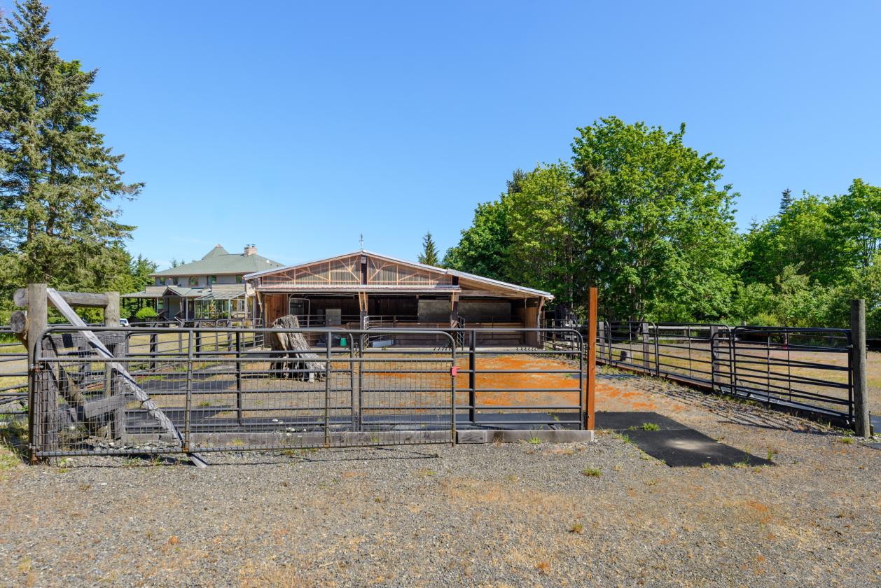 Luxury Equestrian Estate w/Beautiful Water Views - photo 22