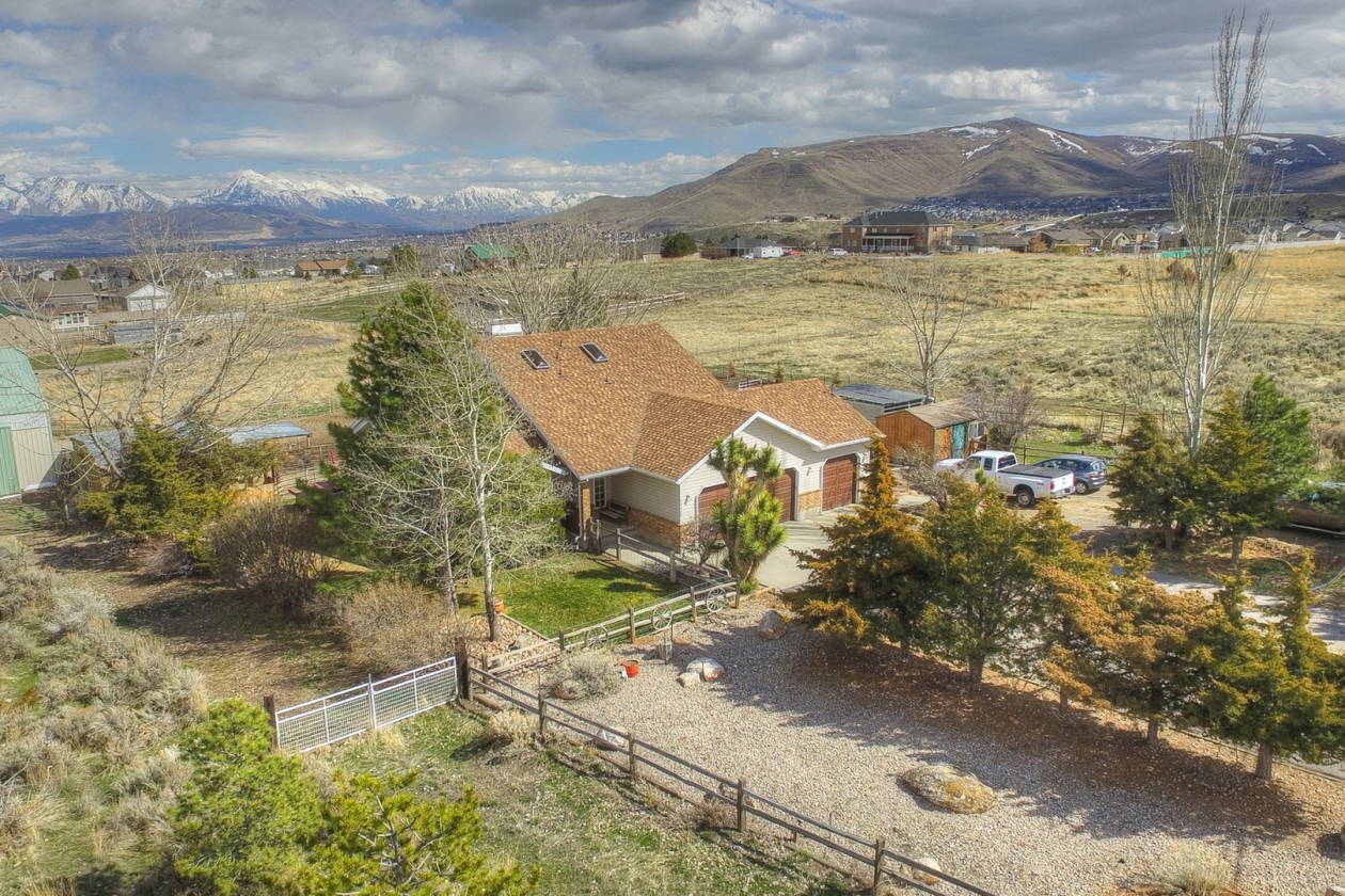 Five Beautiful Flat Acres, Views and Indoor Riding Arena in... Herriman, Salt Lake County