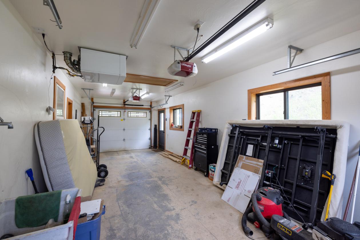 23+ ac, ARENA, 4 stall BARN and SHOP - photo 9