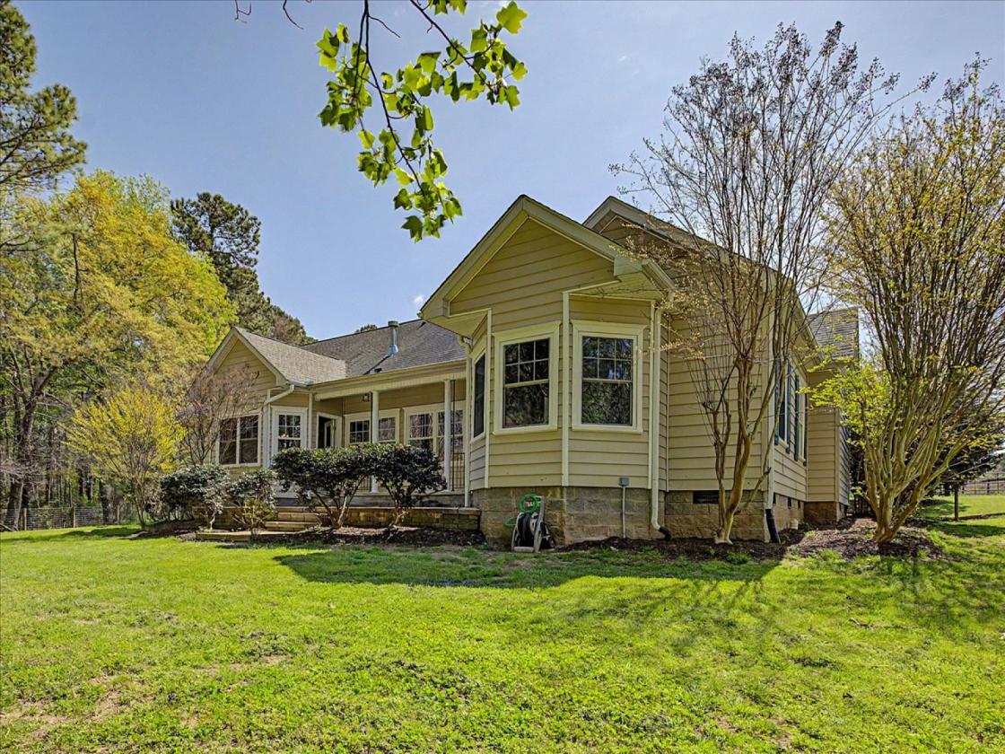 Exceptional Turnkey Equestrian Farm - photo 10