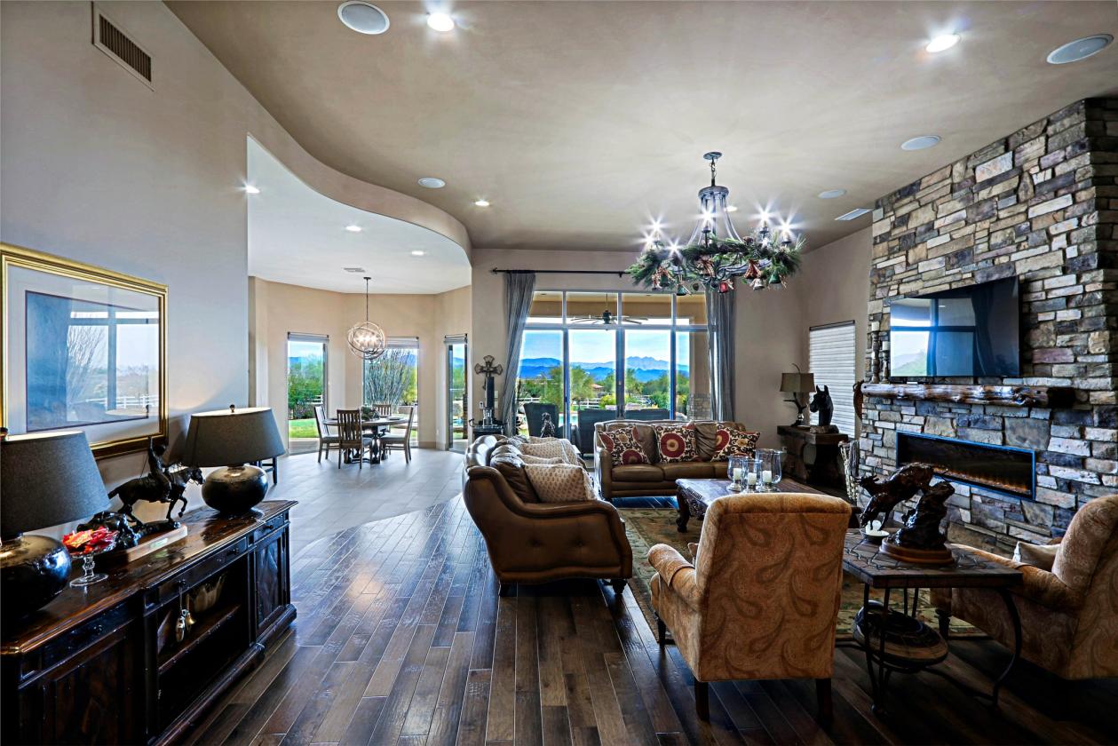 Exceptional 5 Acre Estate with a Designer Barn - photo 9