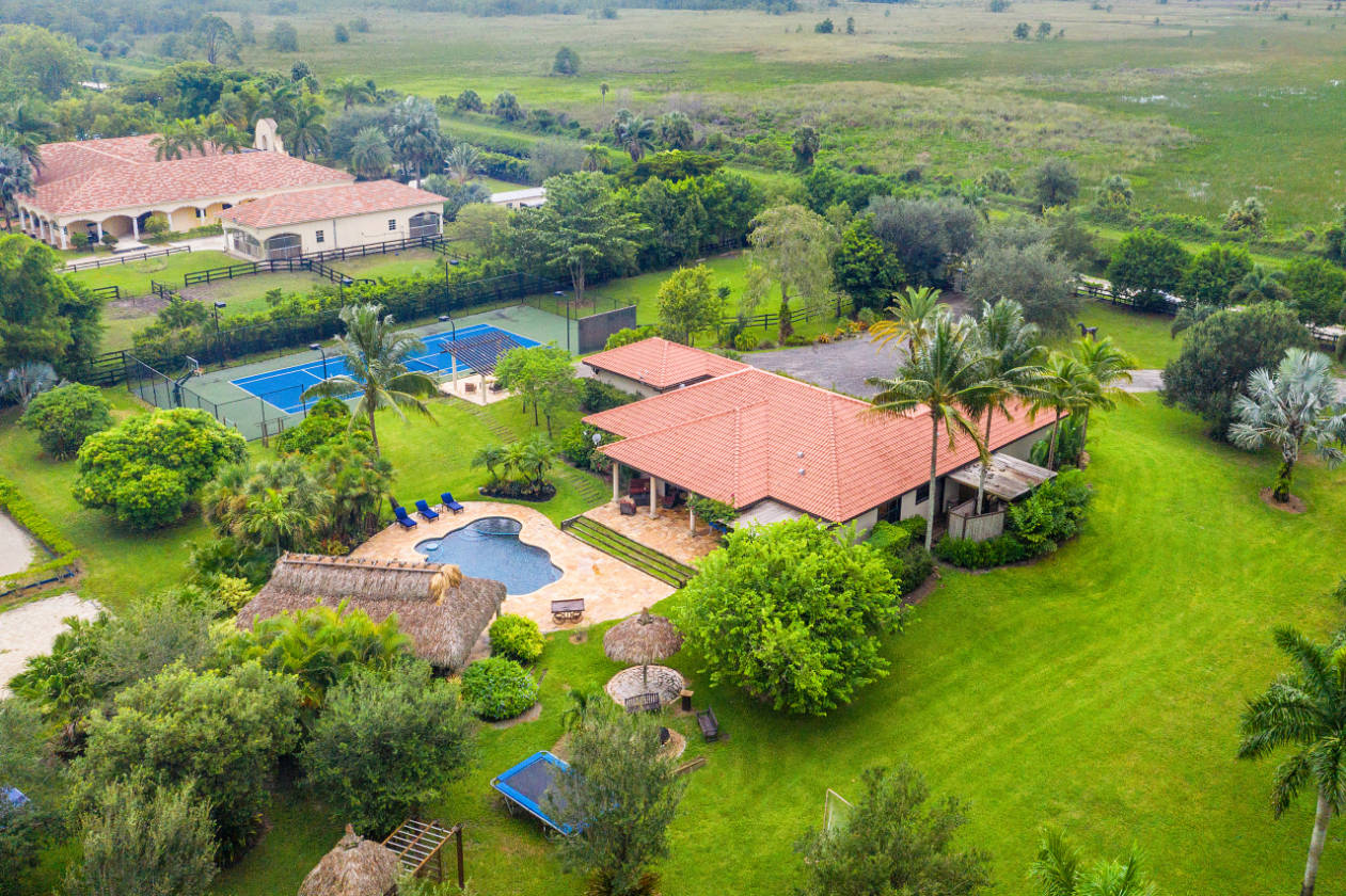 WELLINGTON EQUESTRIAN ESTATE WITH HOUSE AND BARN Wellington, Palm