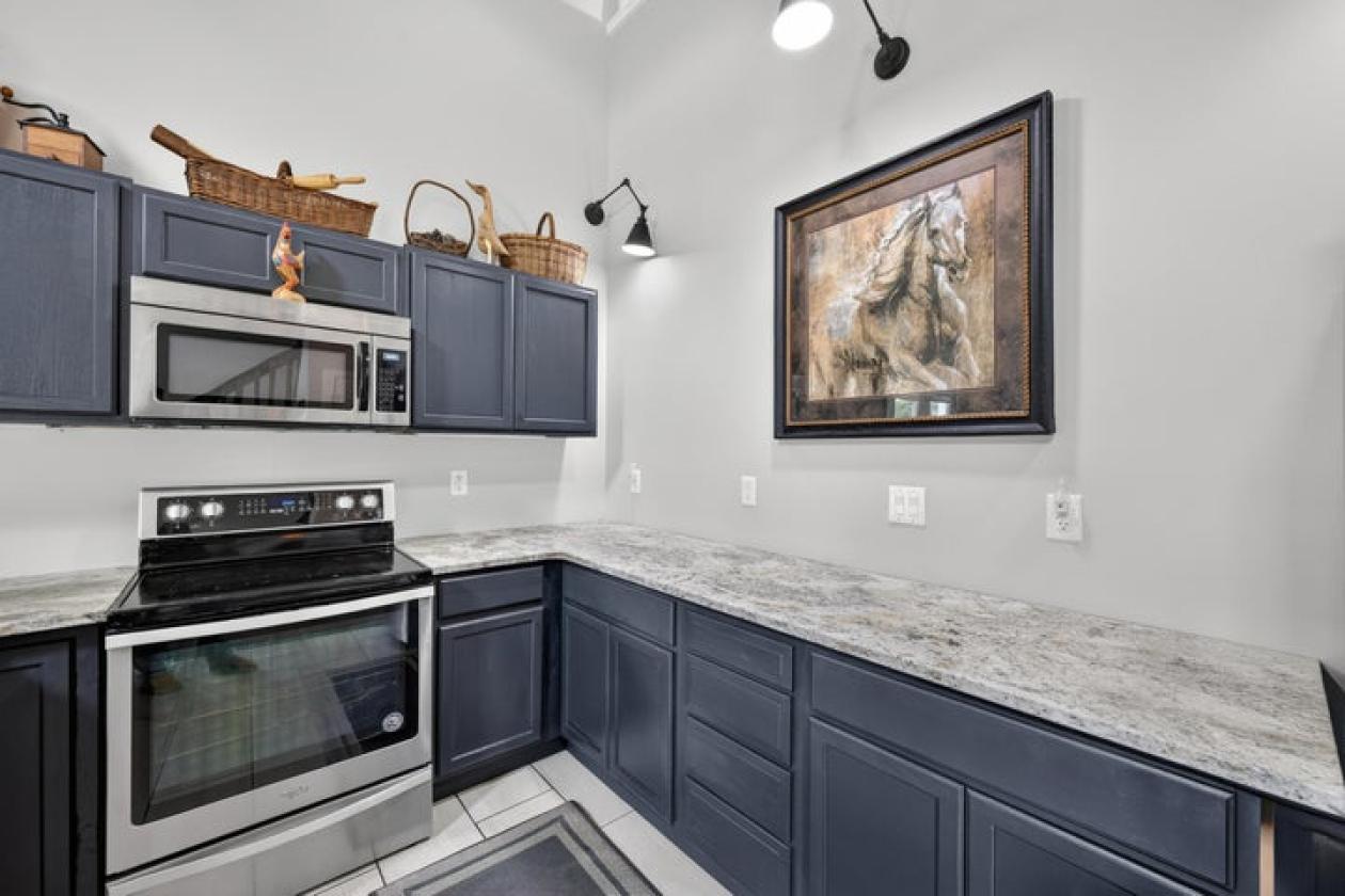 Custom Cottage on 10 Acres in Horse Country - photo 15