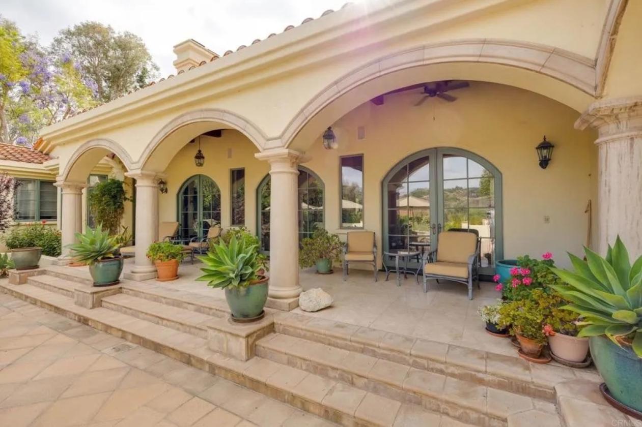 Italian Villa in Prestigious Equestrian Community - photo 6